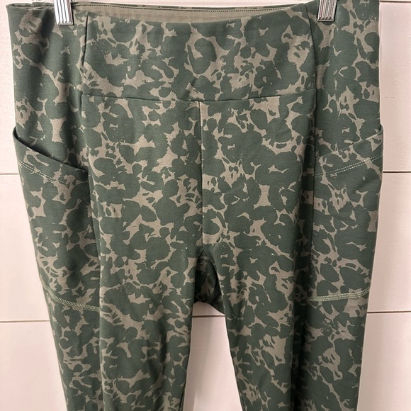 Cabi marathon woman’s green high rise camo quiet luxury old money legging MEDIUM - Picture 6 of 13